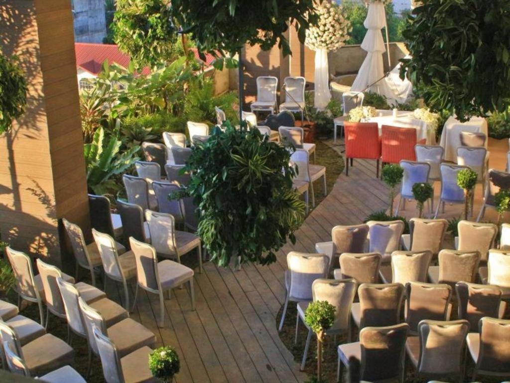 Hive Hotel Кесон Сити Екстериор снимка