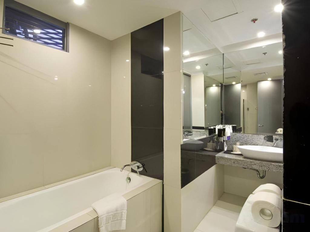 Hive Hotel Кесон Сити Екстериор снимка