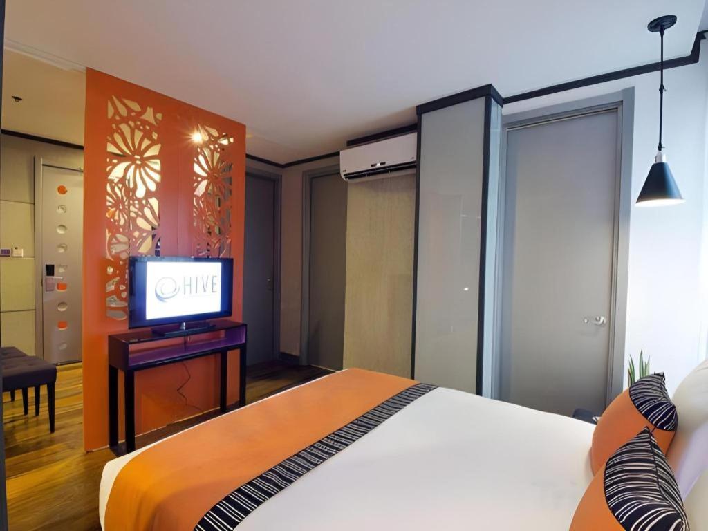 Hive Hotel Кесон Сити Екстериор снимка