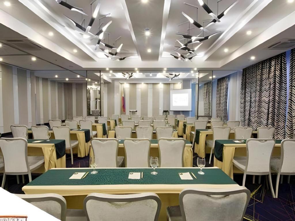 Hive Hotel Кесон Сити Екстериор снимка