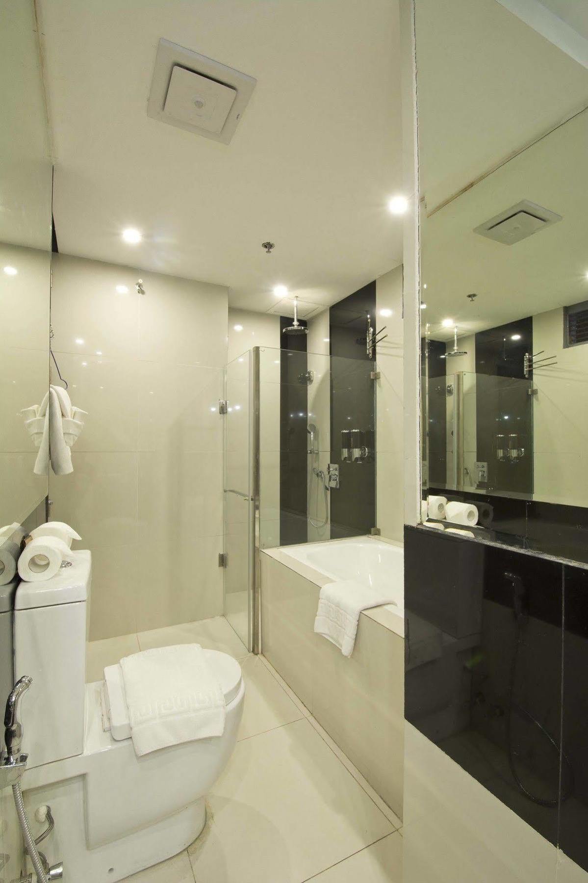 Hive Hotel Кесон Сити Екстериор снимка