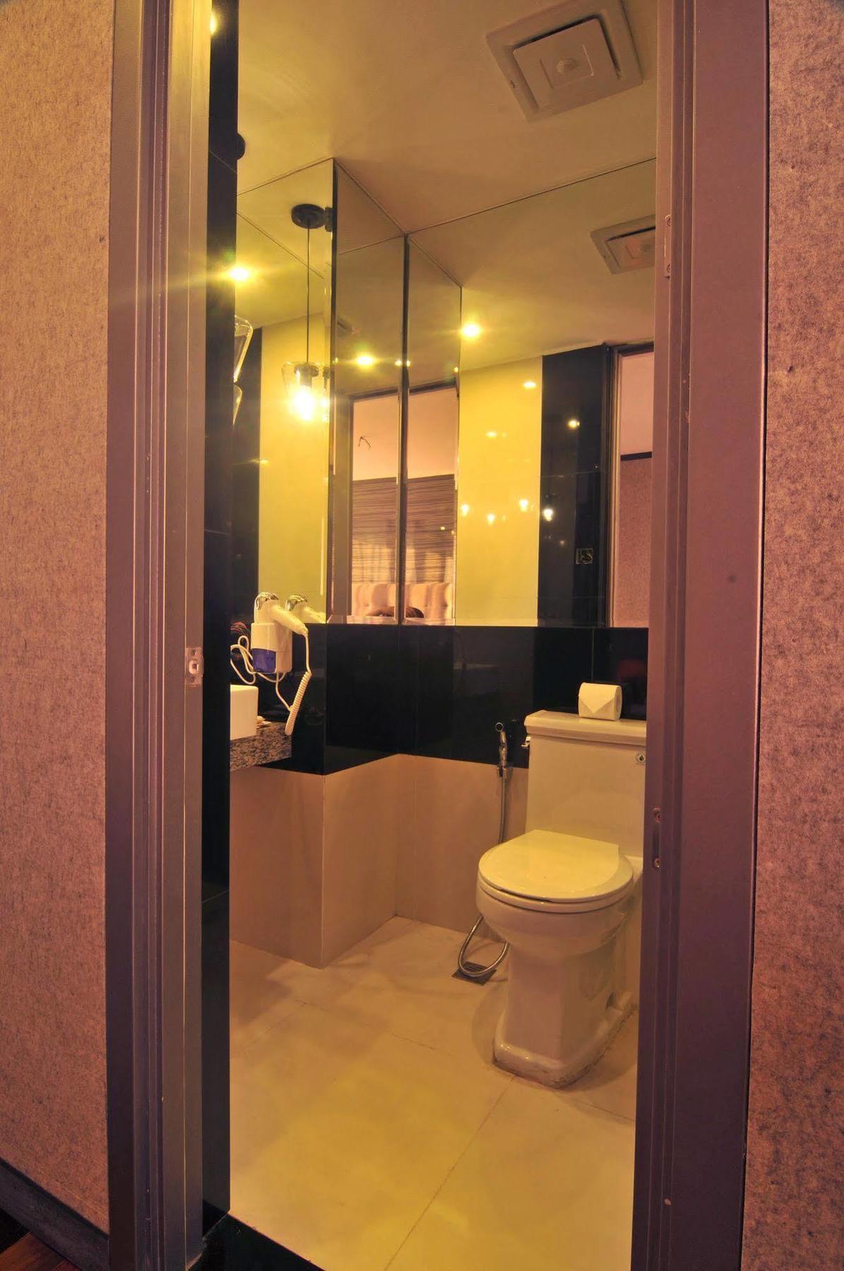 Hive Hotel Кесон Сити Екстериор снимка