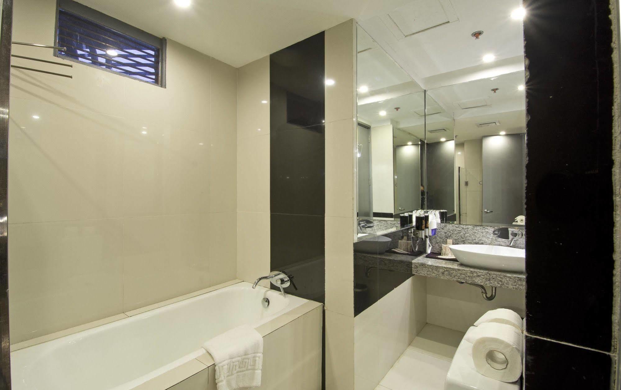 Hive Hotel Кесон Сити Екстериор снимка