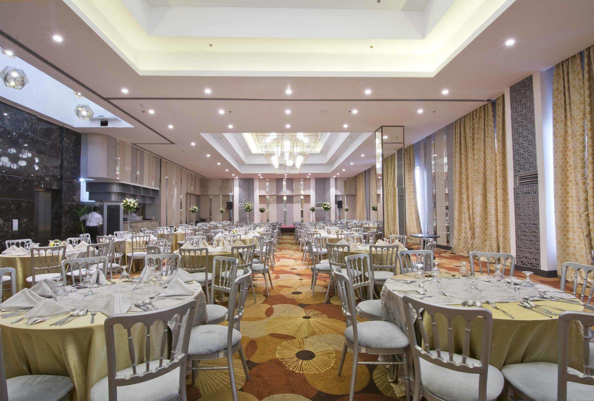 Hive Hotel Кесон Сити Екстериор снимка