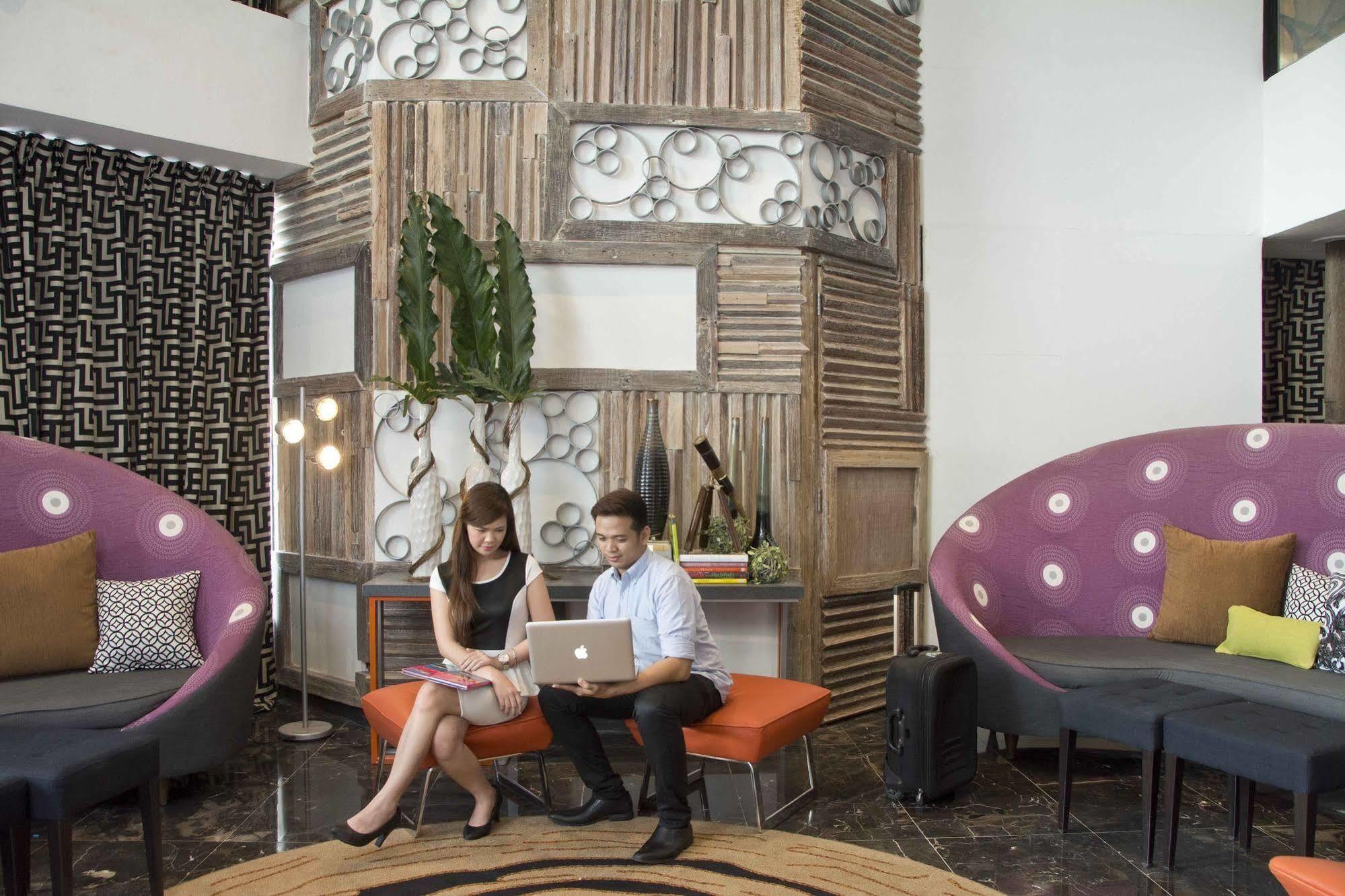 Hive Hotel Кесон Сити Екстериор снимка