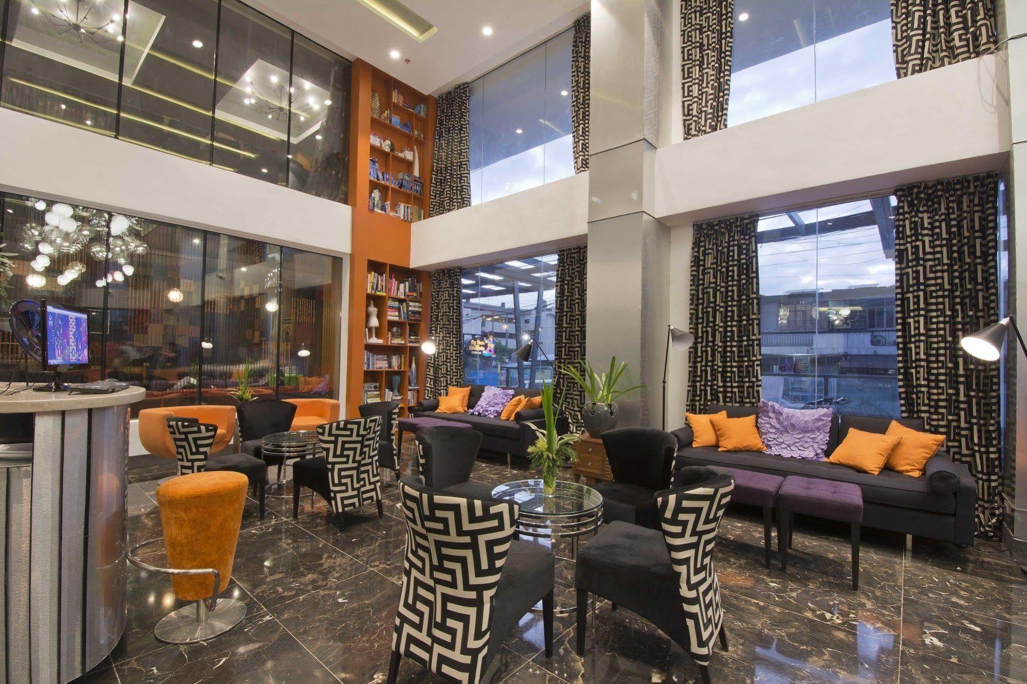 Hive Hotel Кесон Сити Екстериор снимка