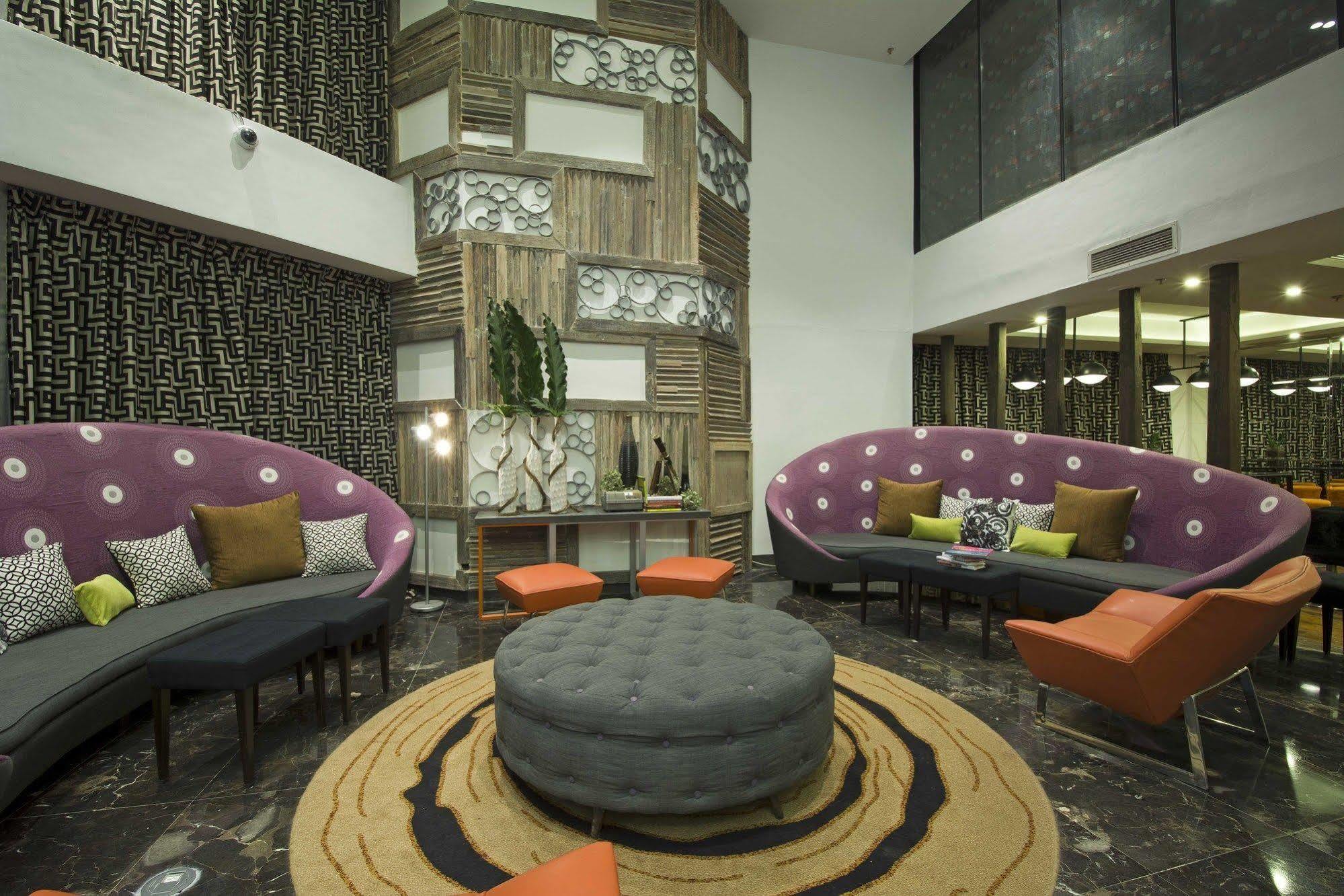 Hive Hotel Кесон Сити Екстериор снимка