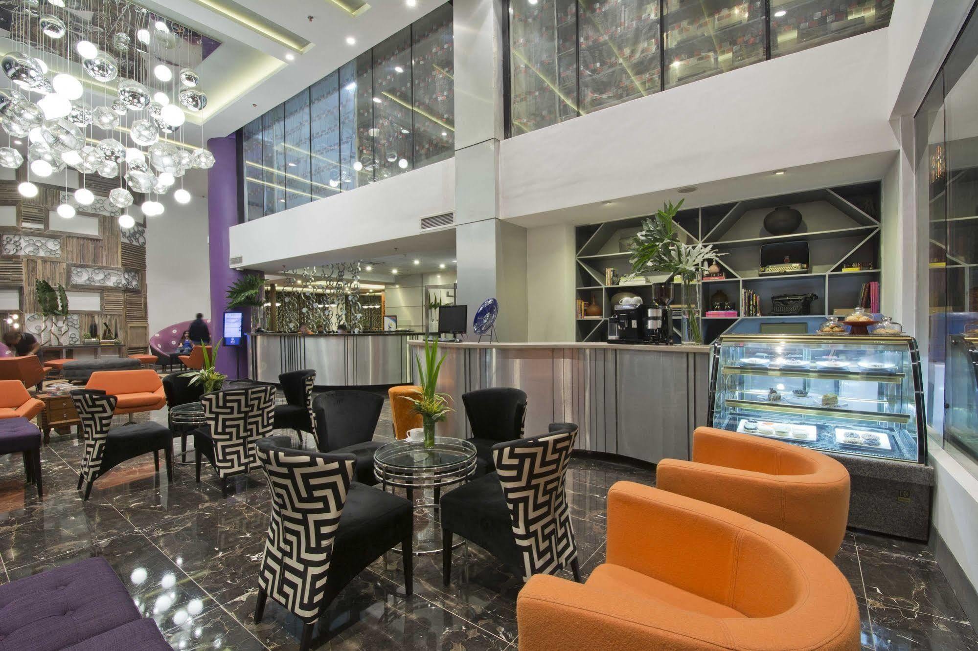 Hive Hotel Кесон Сити Екстериор снимка