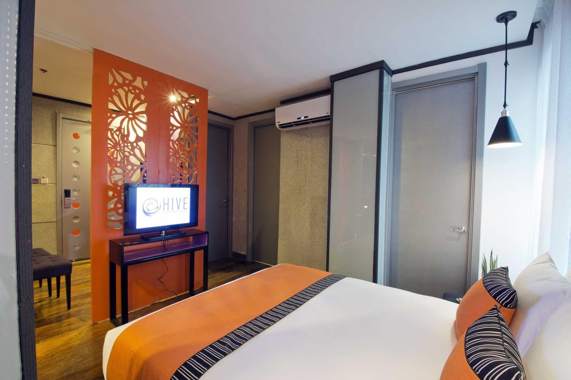 Hive Hotel Кесон Сити Екстериор снимка