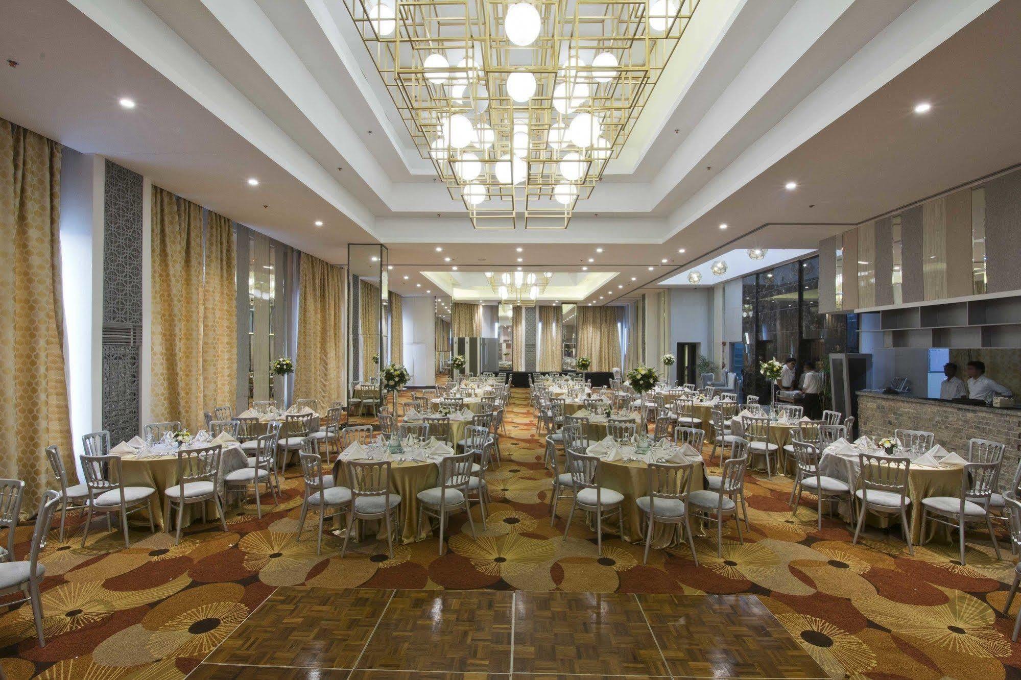 Hive Hotel Кесон Сити Екстериор снимка