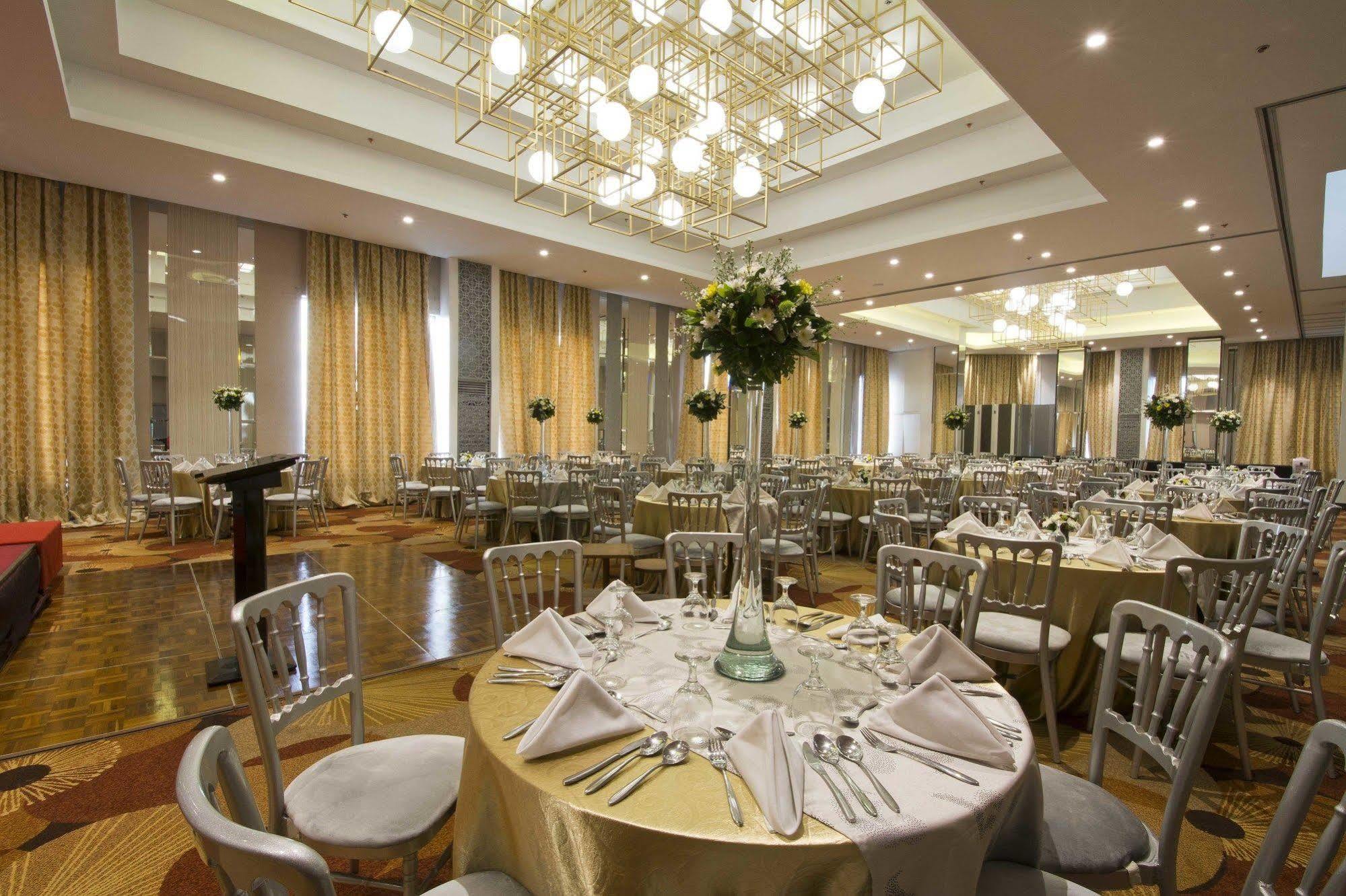 Hive Hotel Кесон Сити Екстериор снимка
