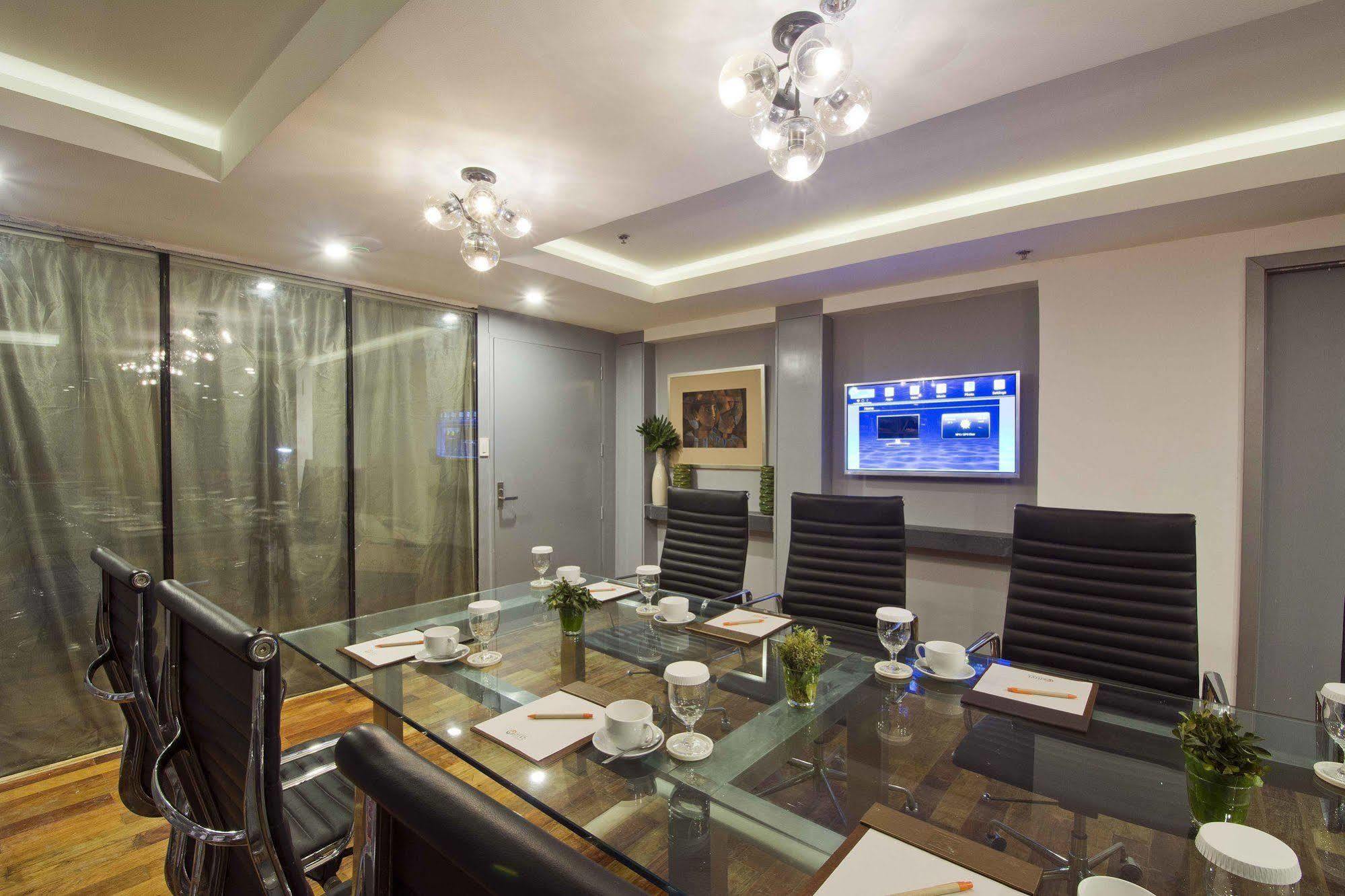 Hive Hotel Кесон Сити Екстериор снимка