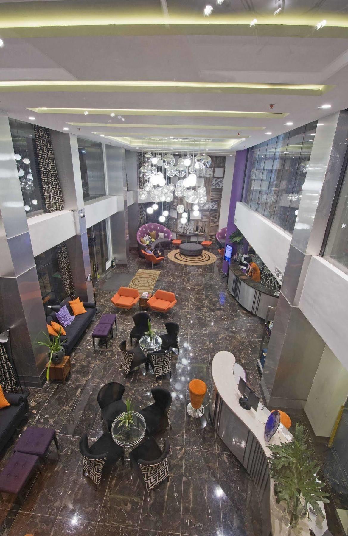 Hive Hotel Кесон Сити Екстериор снимка